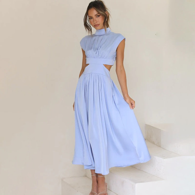 Damenkleid mit plissiertem Rollkragen und Ausschnitt