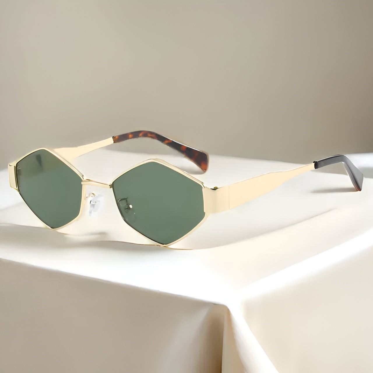 Lunettes De Soleil Gianna Avec Verres Géométriques Audacieux Et Monture Large Dorée