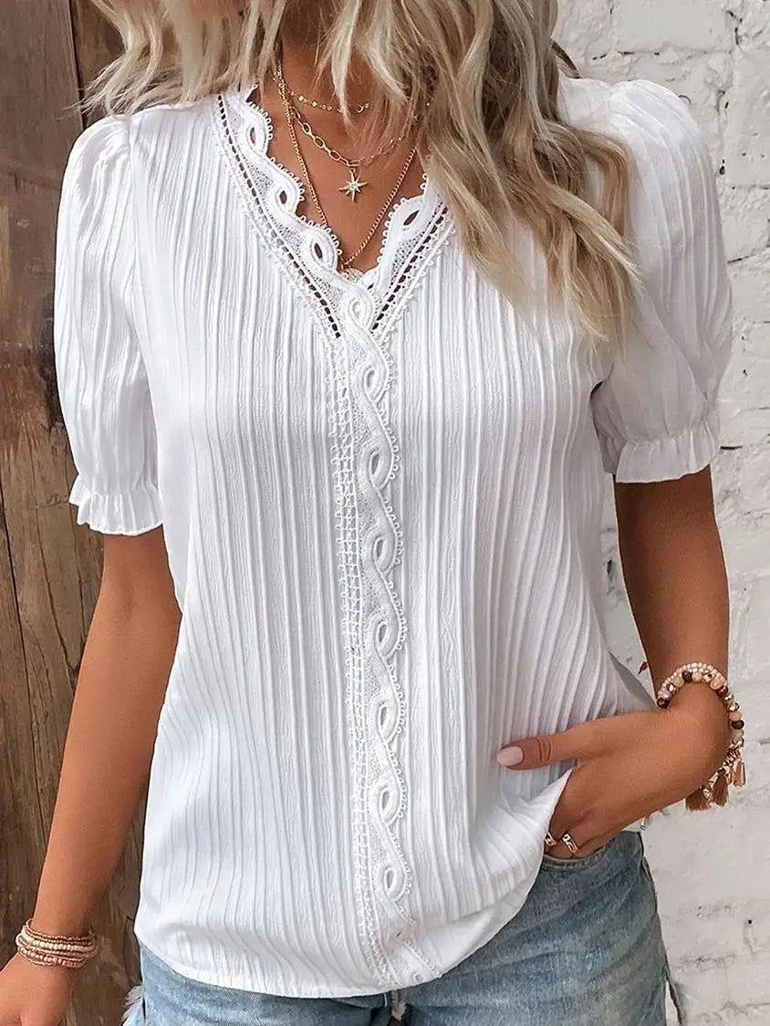 Blouse Isla En Dentelle À Encolure V Ornée De Dentelle Tissu Léger Plis Délicats Manches Courtes