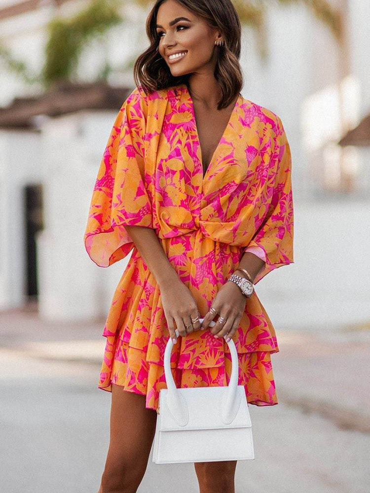 Kurzes Damenkleid mit V-Ausschnitt und Blumenprint