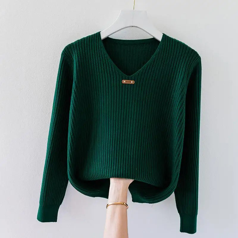 Pull Côtelé Slim en Maille Légère avec Col en V et Détail Charm Minimaliste pour Style Quotidien