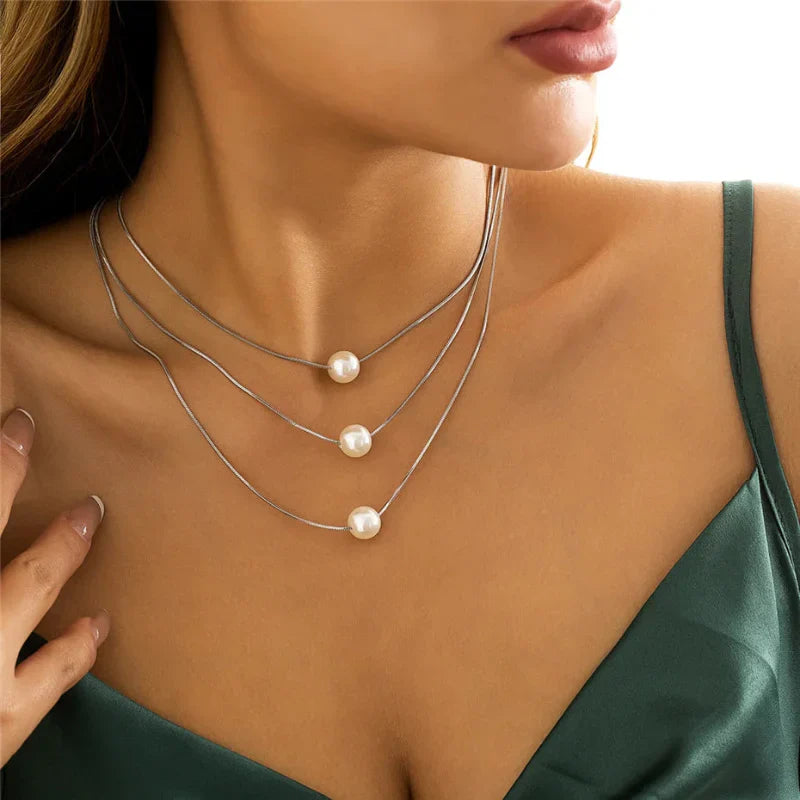 Collier Perles Minimaliste Chaîne Serpent Poli Finition Brillante Pendentif Délicat Fermoir Mousqueton