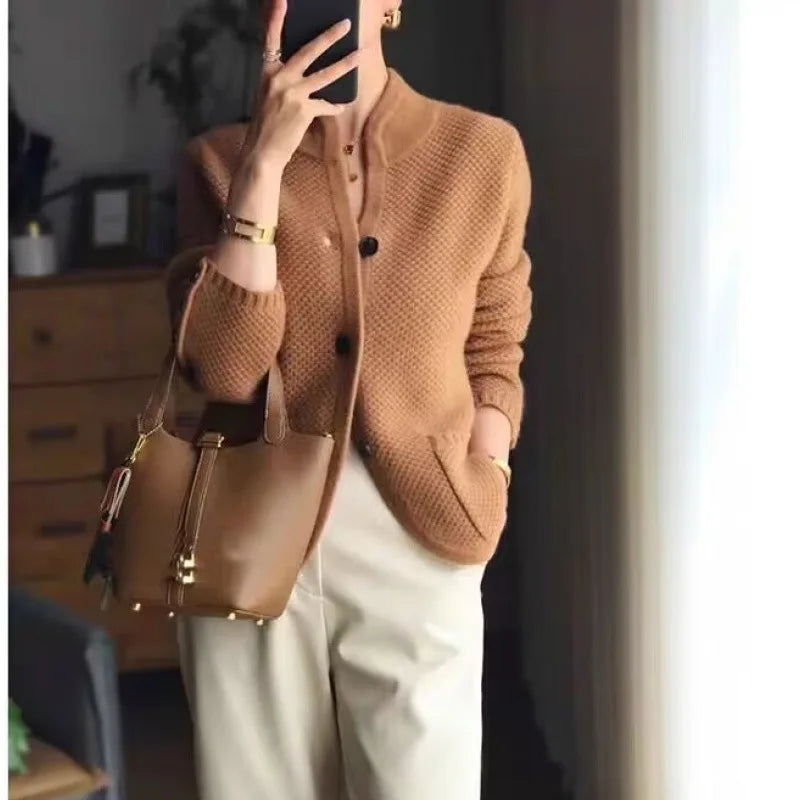 Cardigan Grace Col Montant Court En Tricot Doux Léger Moderne Confortable Et Ajusté Pour Silhouette Flatteuse