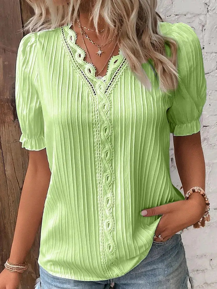 Blouse Isla En Dentelle À Encolure V Ornée De Dentelle Tissu Léger Plis Délicats Manches Courtes