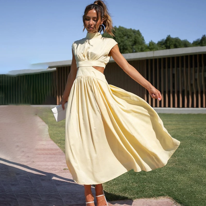 Damenkleid mit plissiertem Rollkragen und Ausschnitt