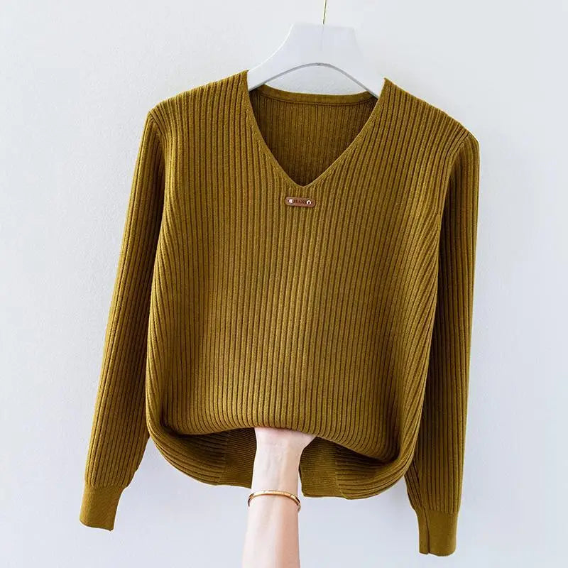 Pull Côtelé Slim en Maille Légère avec Col en V et Détail Charm Minimaliste pour Style Quotidien