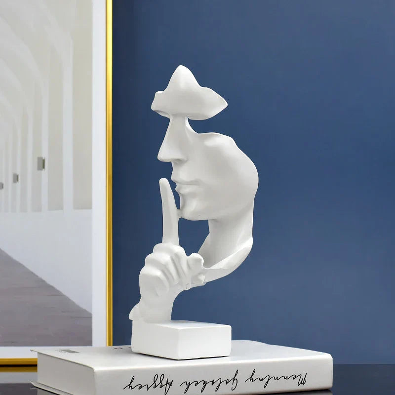 Sculpture Abstraite Du Visage En Résine Mate Avec Geste Silencieux Pour Décor Contemplatif