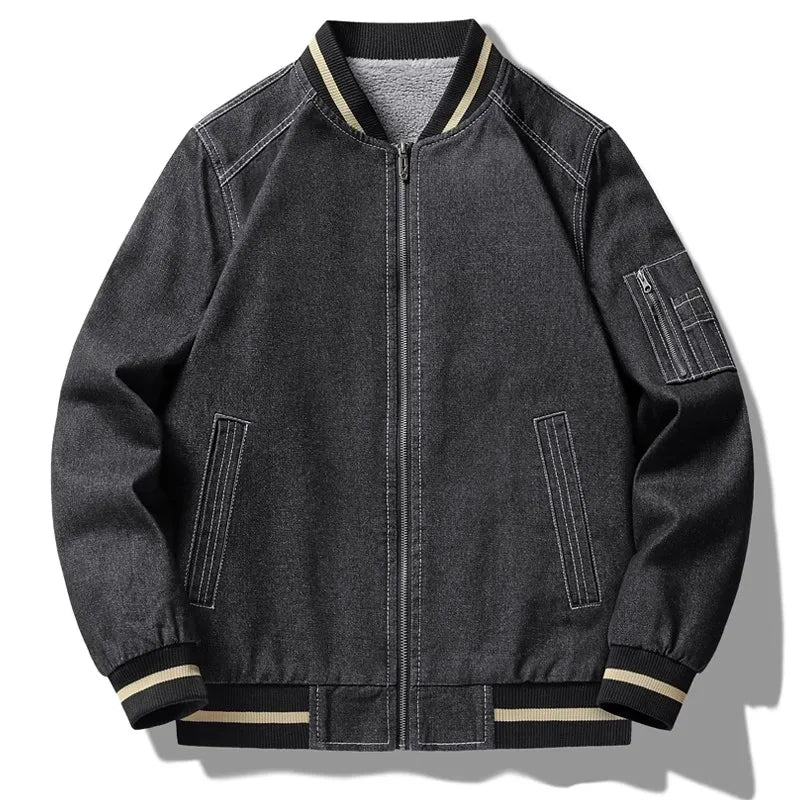 Veste Denim Varsity À Coupe Ajustée Avec Doublure Polaire Chaude Et Rayures Jaunes Sur Col Et Ourlet Et Poignets Noirs