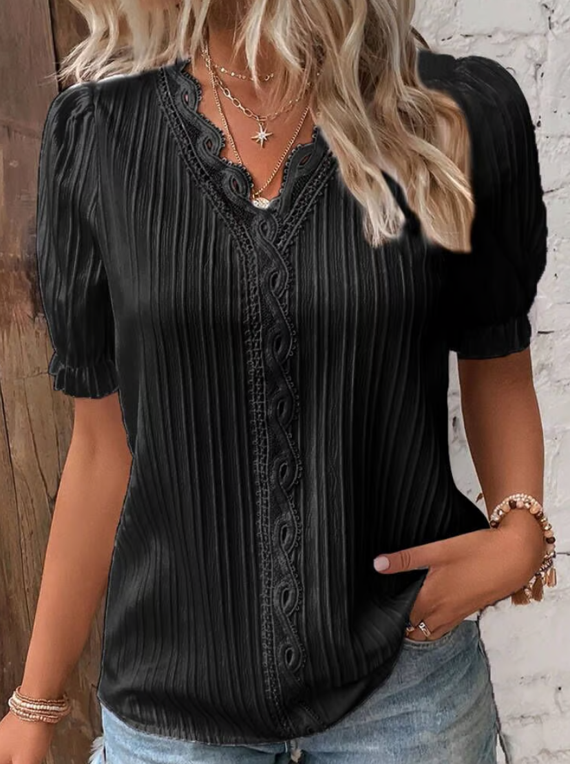 Blouse Isla En Dentelle À Encolure V Ornée De Dentelle Tissu Léger Plis Délicats Manches Courtes