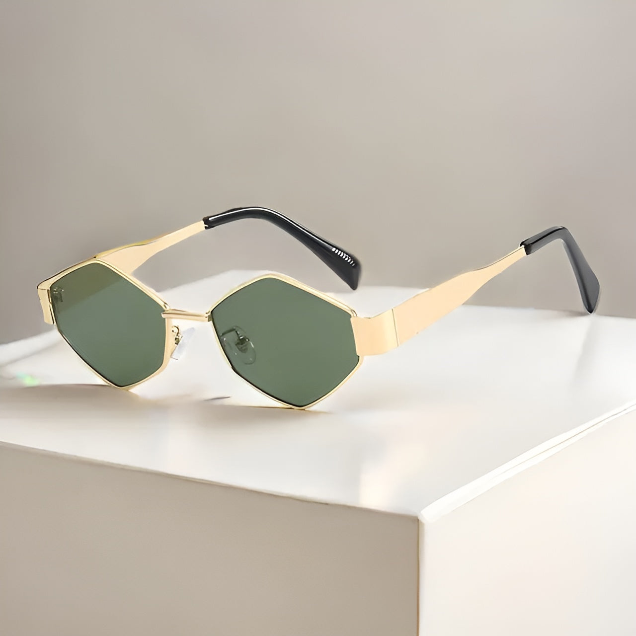 Lunettes De Soleil Gianna Avec Verres Géométriques Audacieux Et Monture Large Dorée
