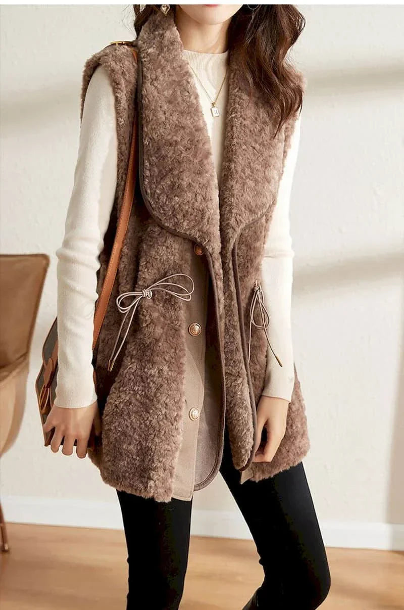 Gilet en Laine Peluche Alexis avec Boutons Dorés Élégants et Col Large Chic pour Femme Confortable et Moderne