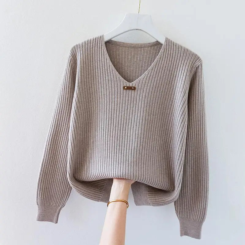 Pull Côtelé Slim en Maille Légère avec Col en V et Détail Charm Minimaliste pour Style Quotidien
