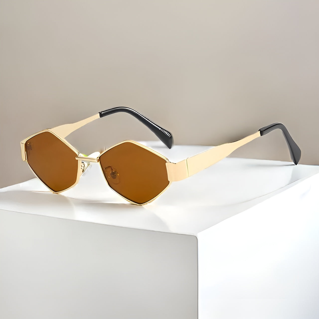 Lunettes De Soleil Gianna Avec Verres Géométriques Audacieux Et Monture Large Dorée