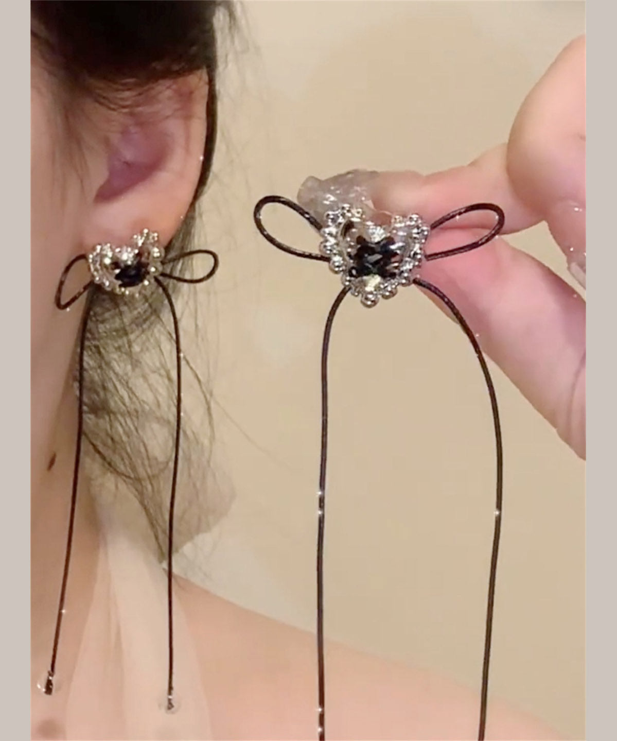 Boucles d'oreilles pendantes simples en cuivre noir avec nœud d'amour et pompon - Amawinc
