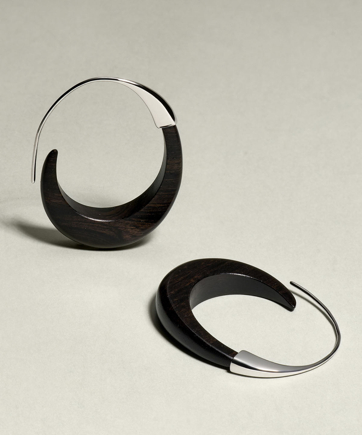 Boucles d'oreilles créoles simples en argent sterling noir et bois de santal - Amawinc