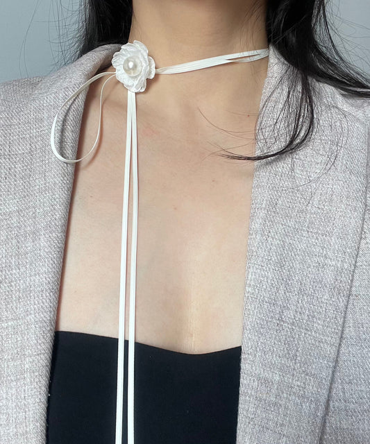 Collier simple en dentelle de tissu blanc et perles de camélia - Amawinc