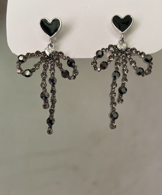 Boucles d'oreilles pendantes élégantes en métal noir avec nœud d'amour et pompon - Amawinc