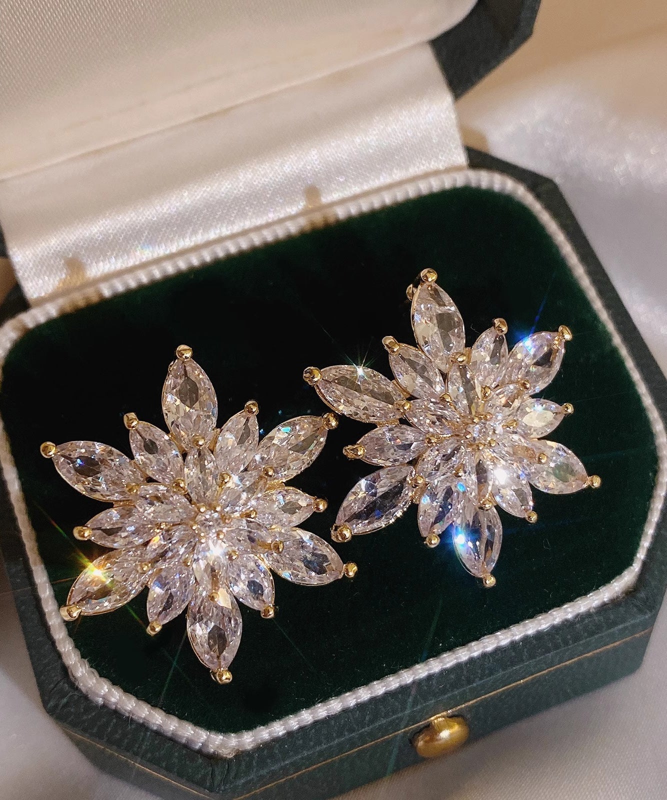 Boucles d'oreilles à tige élégantes en cristal de zircon surdoré avec flocon de neige - Amawinc