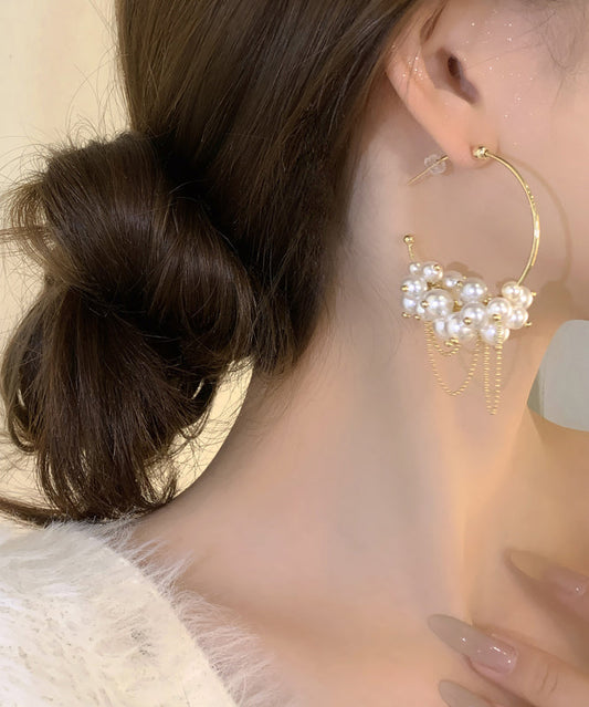 Boucles d'oreilles créoles élégantes en métal doré avec pampilles en perles - Amawinc