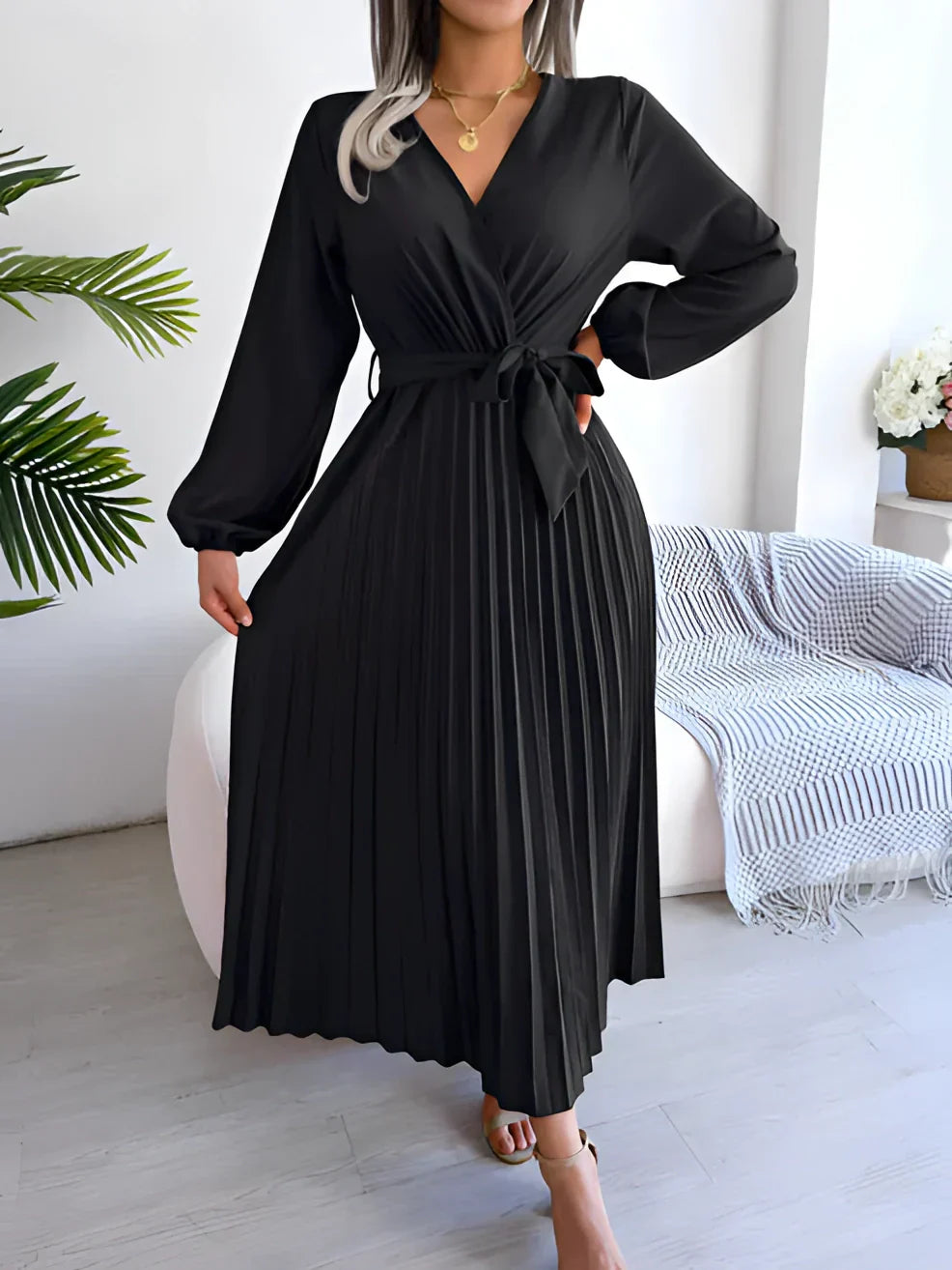 Langes Faltenkleid mit V-Ausschnitt, langen Ärmeln und Bindegürtel