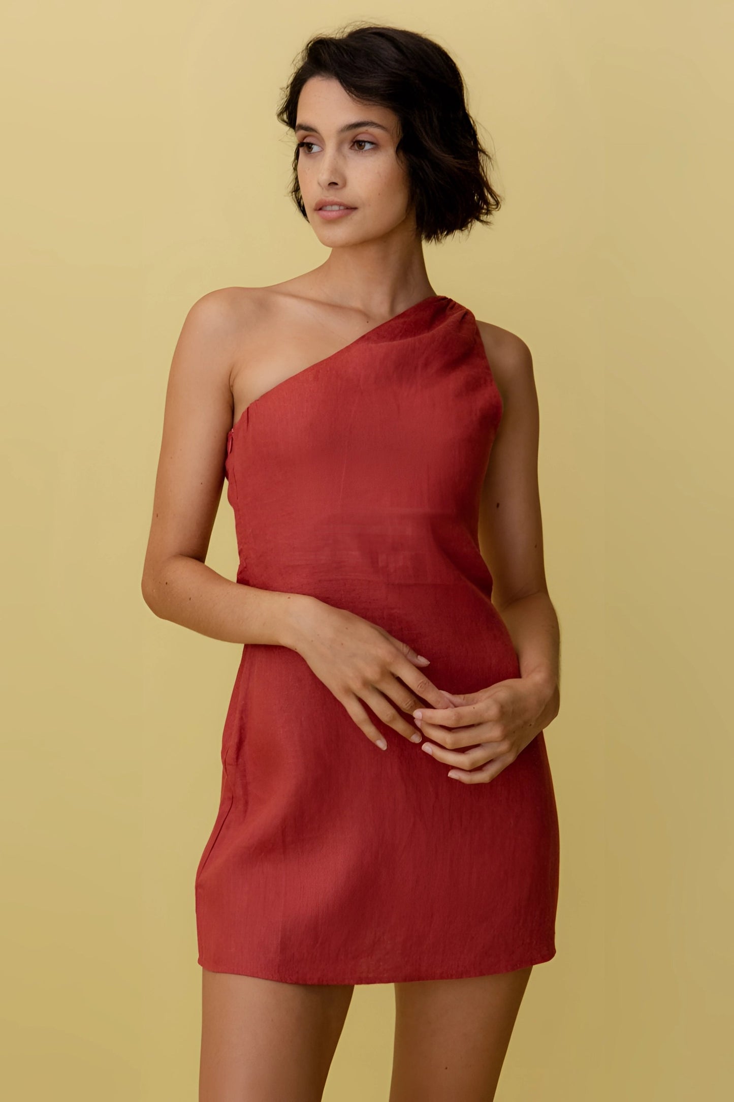 Terracottafarbenes Minikleid mit One-Shoulder-Ausschnitt für Sommer und Partys