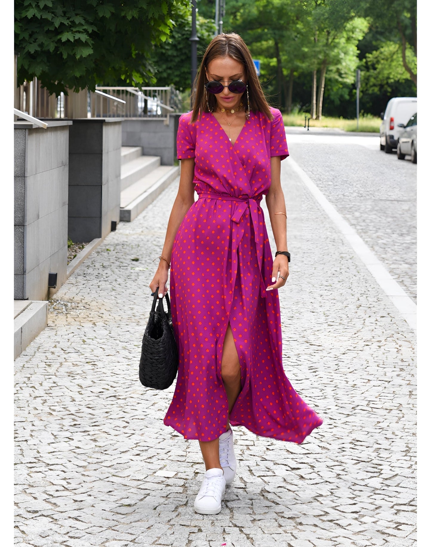 Leichtes Sommerkleid mit V-Ausschnitt im floralen Wickeldesign