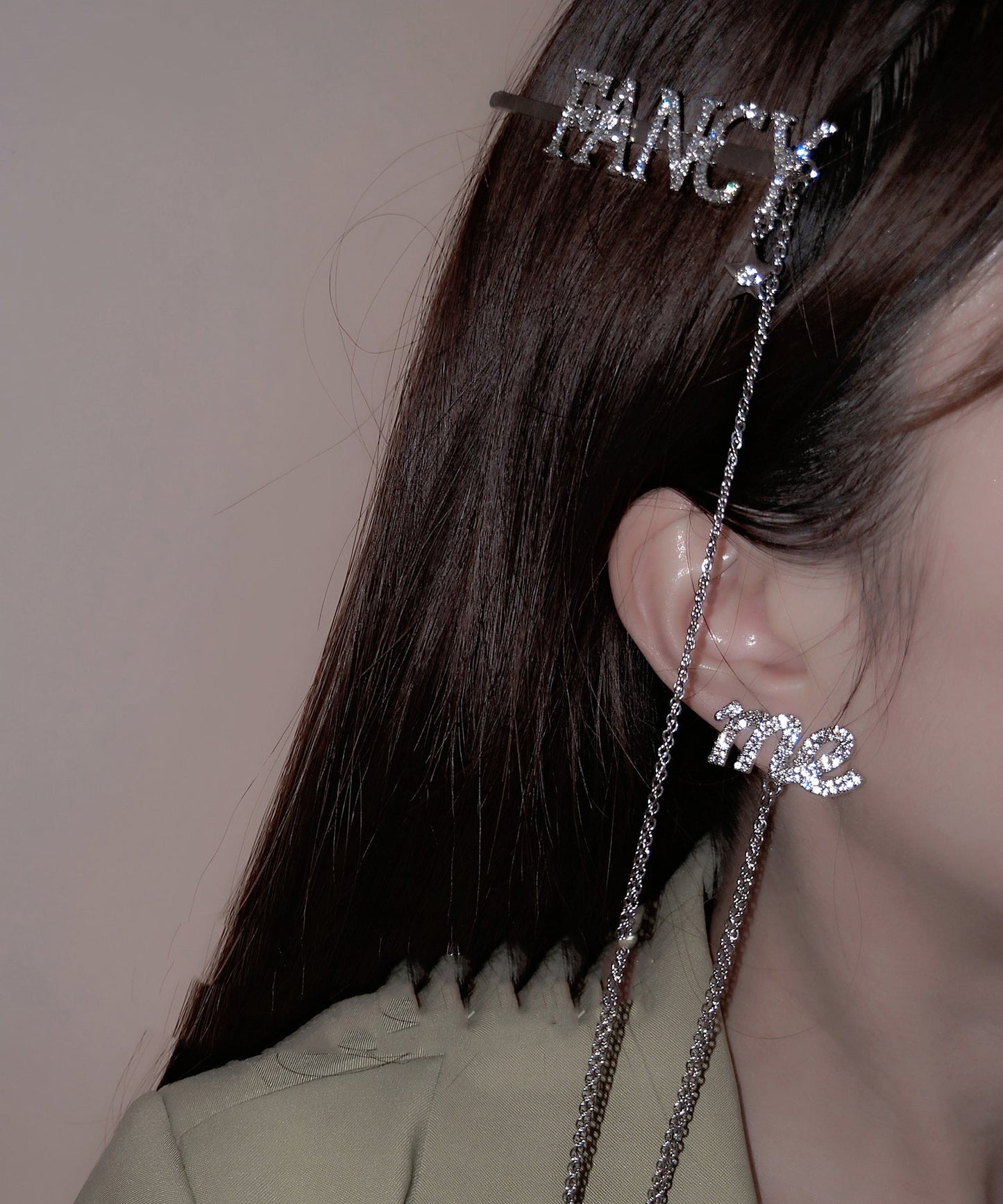 Boucles d'oreilles à tige uniques en soie et cuivre avec chaîne graphique et pampilles - Amawinc