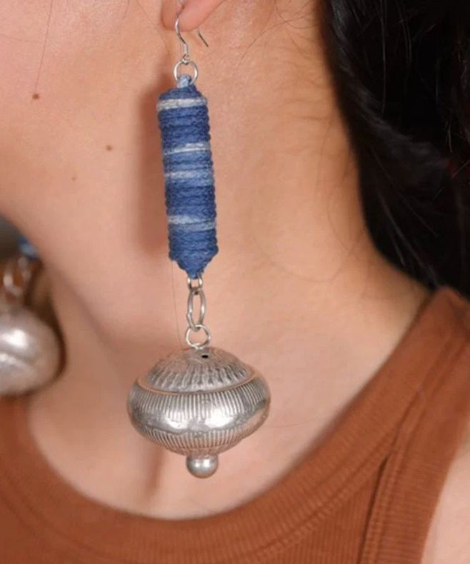 Boucles d'oreilles pendantes vintage en argent sterling bleu tie-dye avec petites cloches cylindriques - Amawinc