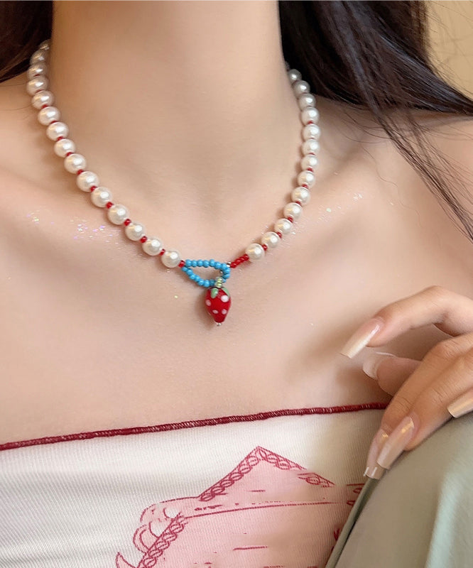 Collier pendentif fraise en résine tissée blanche Vogue - Amawinc