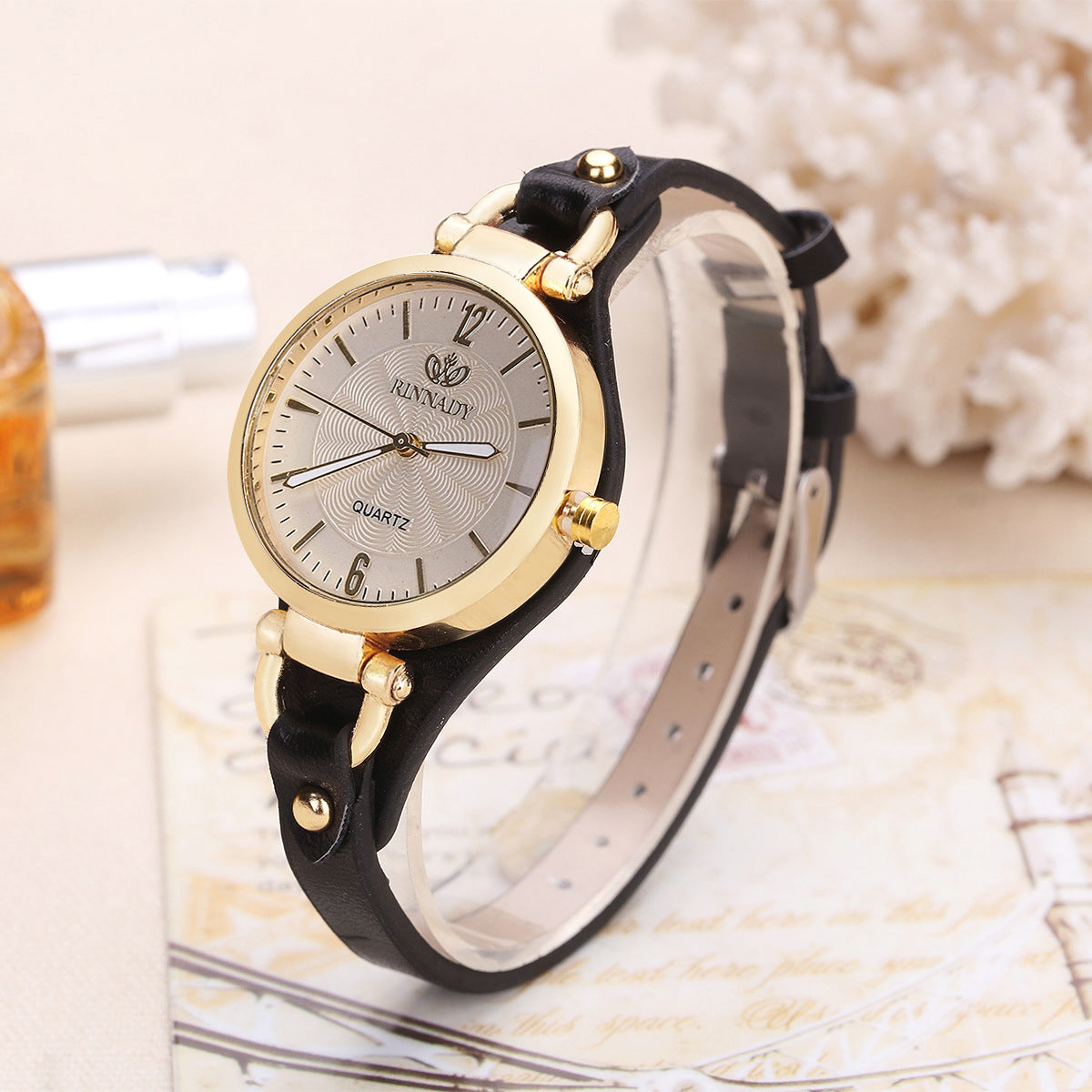 Montre Quartz Féminine Avec Lunette Dorée Et Bracelet En Faux Cuir Fin Cadran Minimaliste