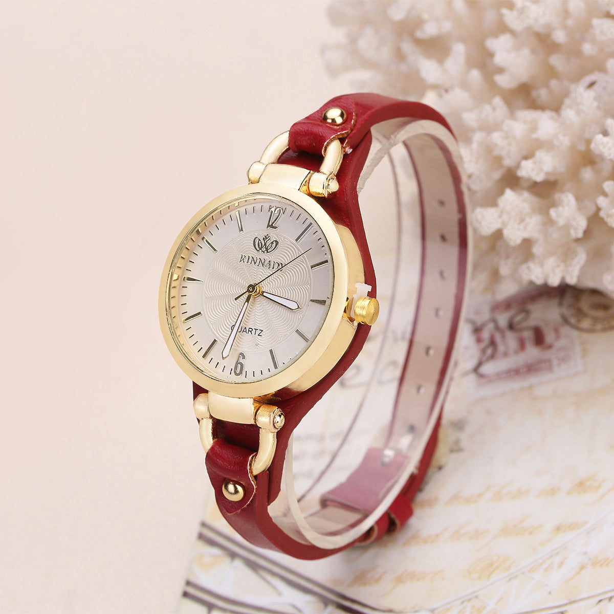 Montre Quartz Féminine Avec Lunette Dorée Et Bracelet En Faux Cuir Fin Cadran Minimaliste