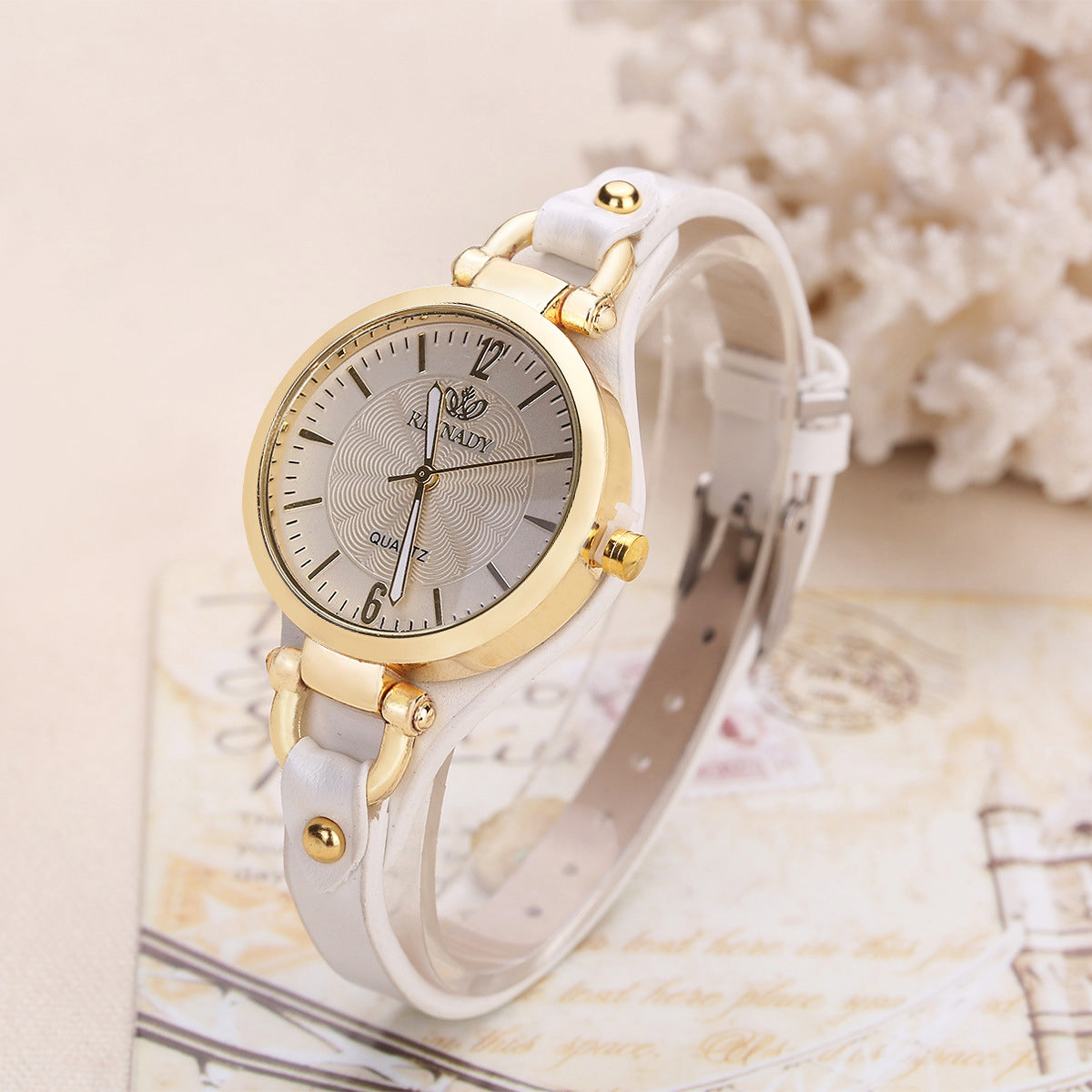 Montre Quartz Féminine Avec Lunette Dorée Et Bracelet En Faux Cuir Fin Cadran Minimaliste