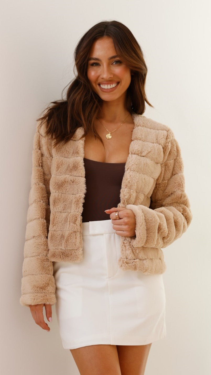 Veste Soirée En Fausse Fourrure Bella Coupe Courte Chic Pour Femmes Élégantes Et Confortables