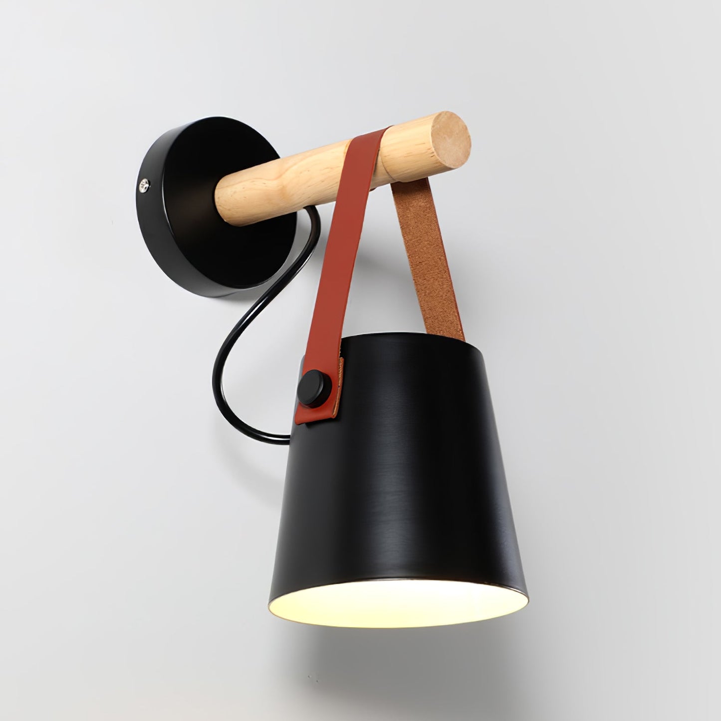 Holz-Wandlampe mit konischem Design