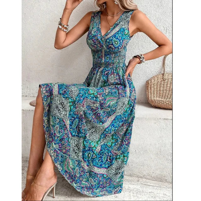 Demetras hochtailliertes, ärmelloses Boho-Kleid