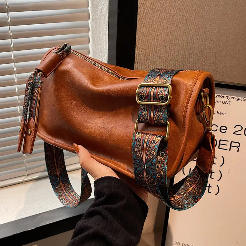 Doris: Umhängetasche mit grafischem Muster
 - Krohn-e