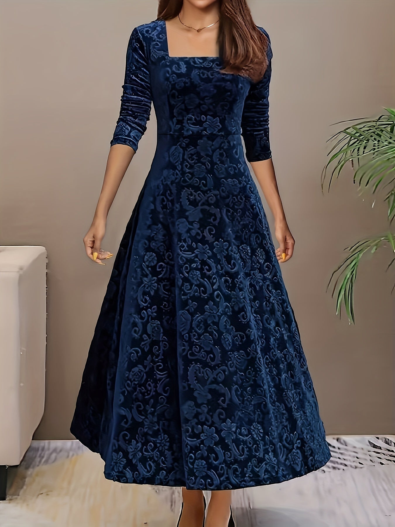 Amelia Robe de Soirée Velours À Encolure Carrée Avec Broderie Florale Élégante Moderne