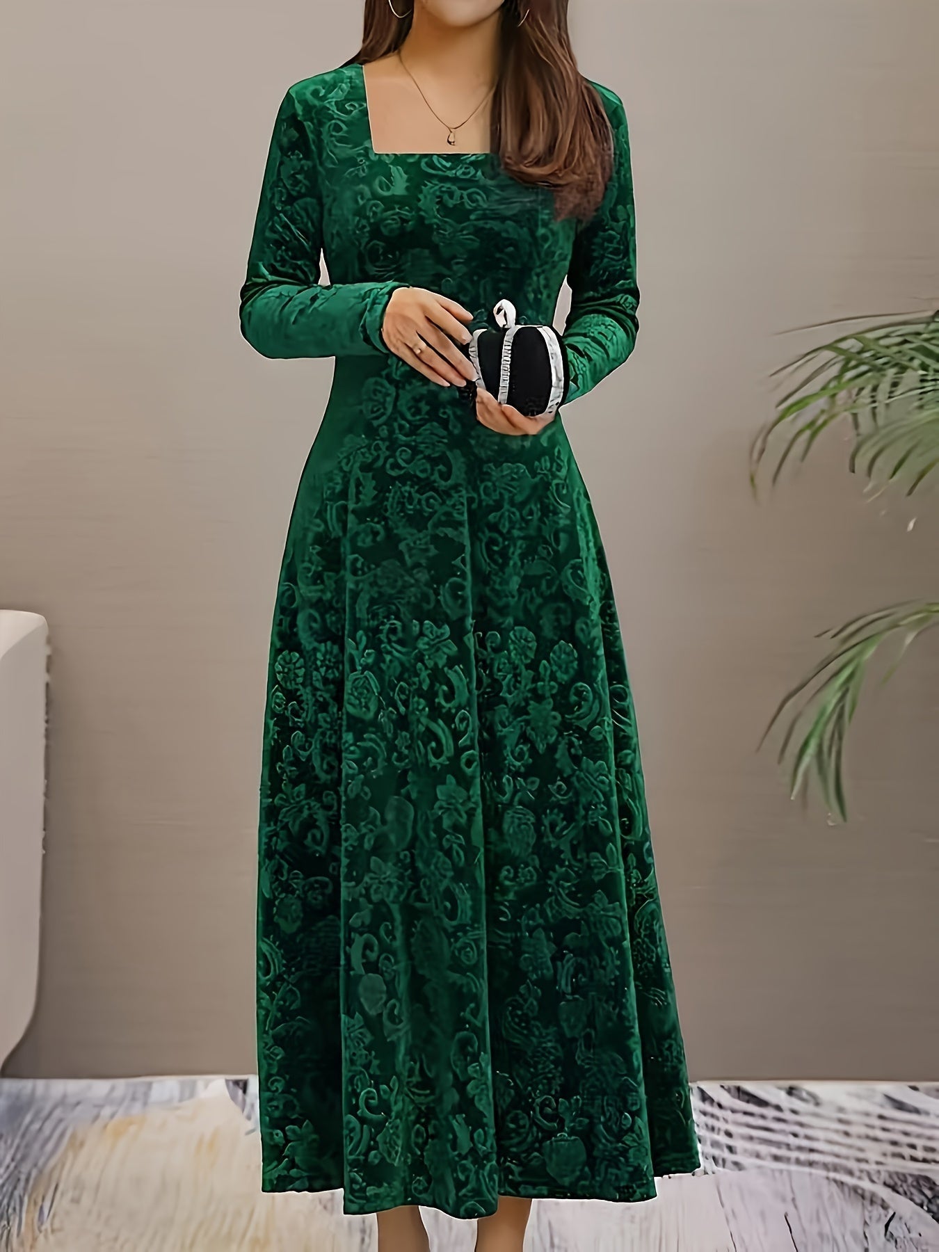 Amelia Robe de Soirée Velours À Encolure Carrée Avec Broderie Florale Élégante Moderne