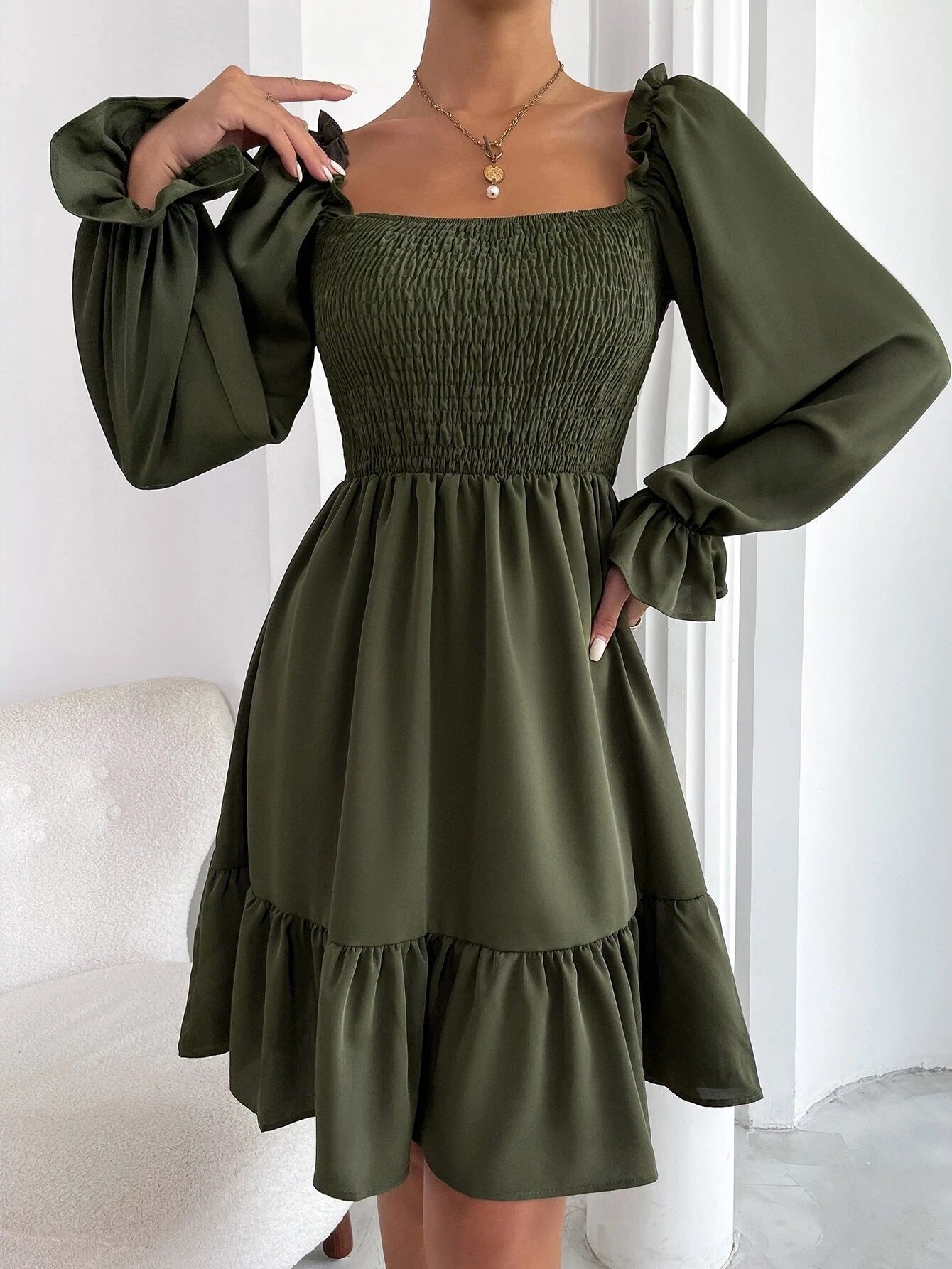 Fließendes Langarm-Kleid von Fudus mit quadratischem Ausschnitt und Rüschen
