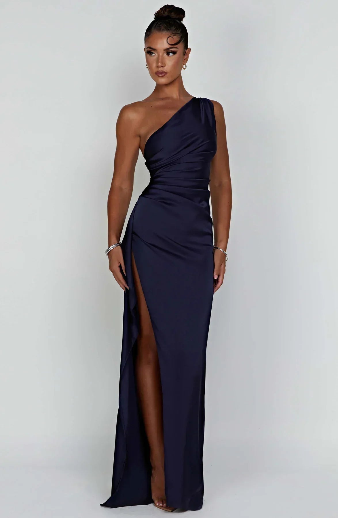 Robe Satinée À Une Épaule Plissée Avec Fente Haute Pour Femme Amaris Élégance Moderne