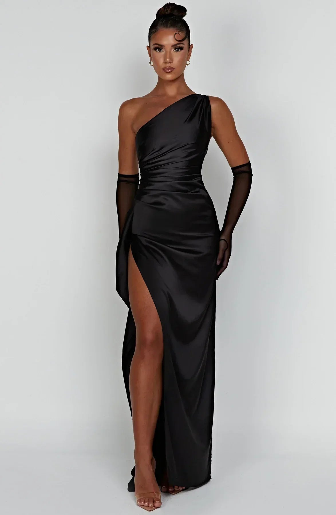 Robe Satinée À Une Épaule Plissée Avec Fente Haute Pour Femme Amaris Élégance Moderne