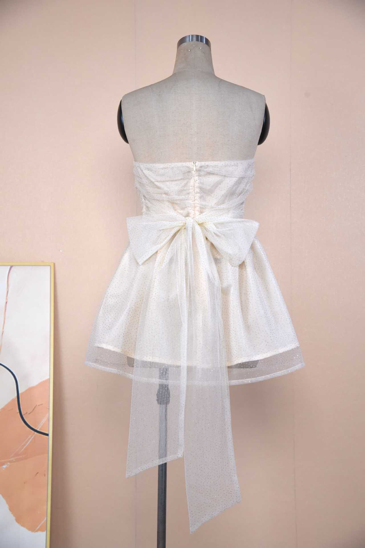 Sommerliches Spitzenkleid ohne Ärmel mit Rückenschleife von Fudus