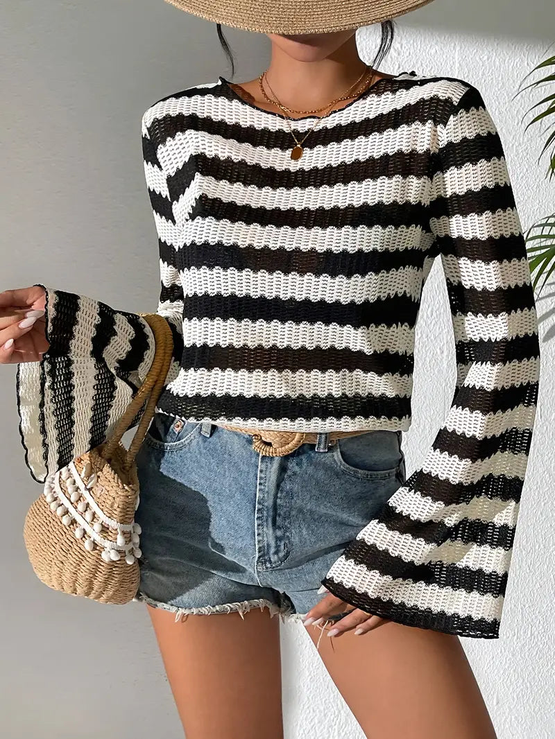 Damen-T-Shirt: Elegant, gestreift, mit Ausschnitt und Glockenärmeln