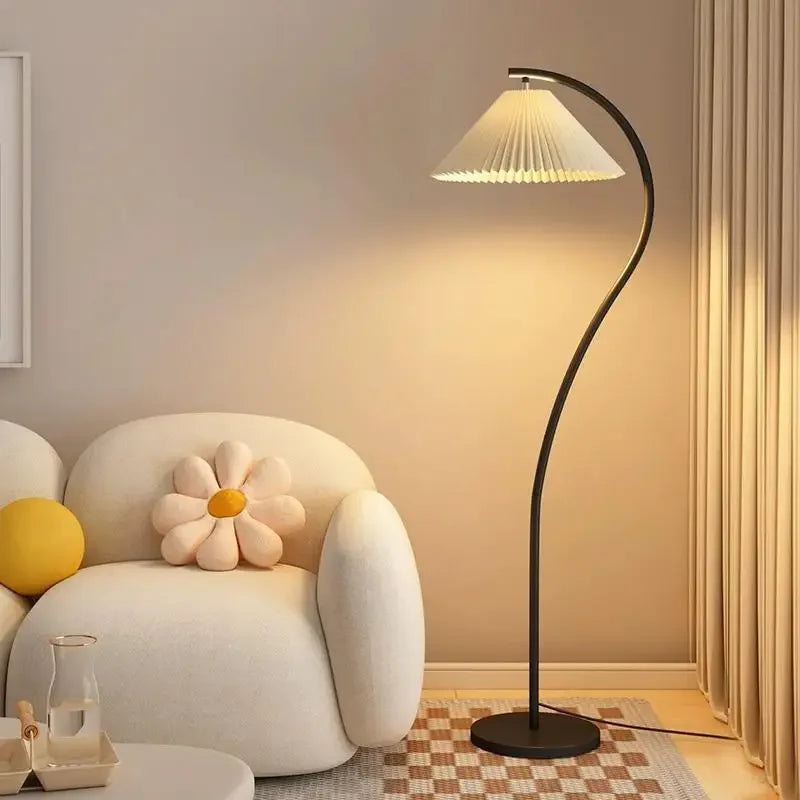 Moderne Stehleuchte aus Stoff mit LED-Beleuchtung