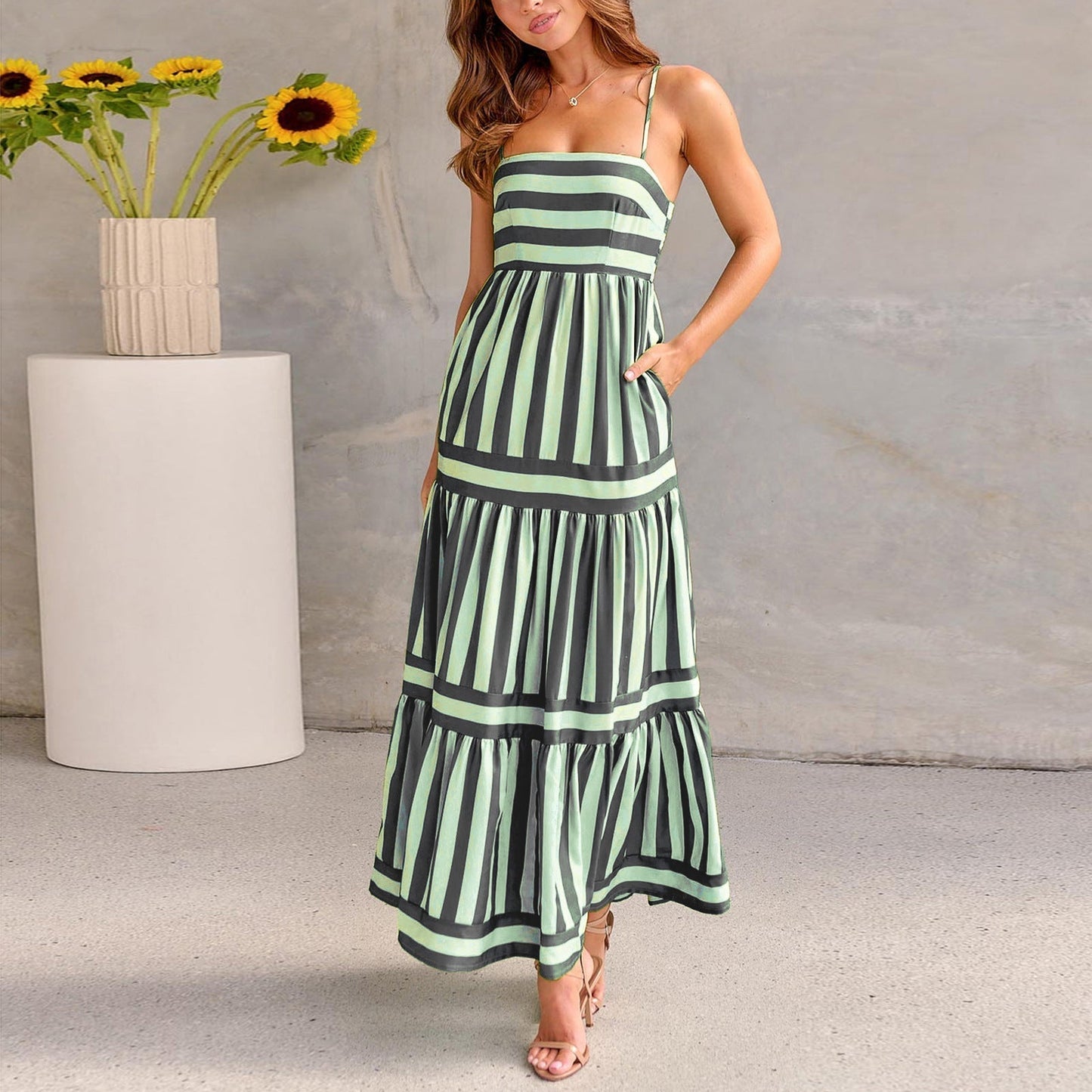 Modisches gestreiftes Maxikleid mit Taschen von Fudus: Quadratischer Ausschnitt, Rückenfrei, ideal für den Strandurlaub.