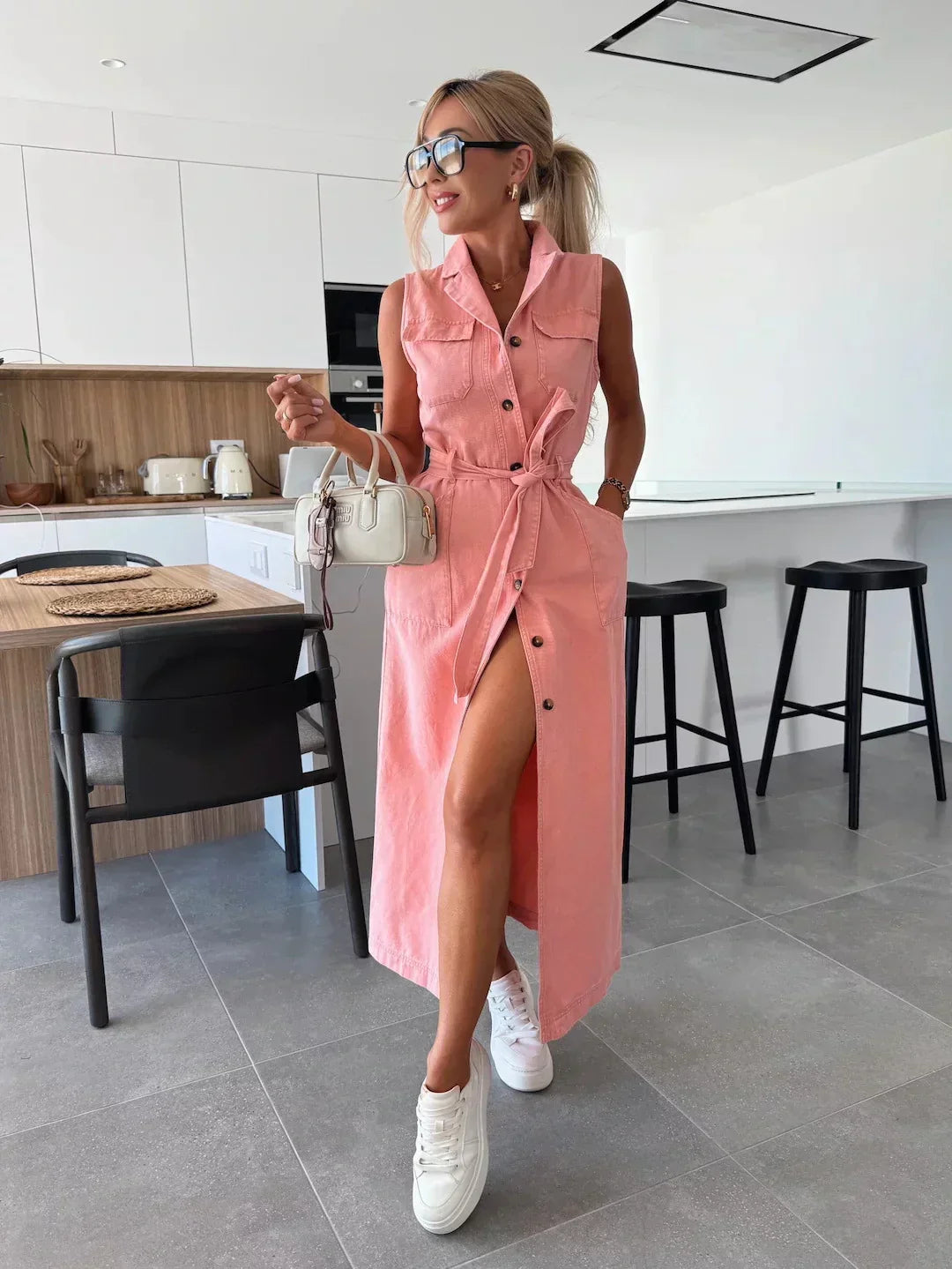 Claire Robe Chemisier Denim Sans Manches Midi Avec Ceinture Ajustable Pour Un Style Quotidien Raffiné