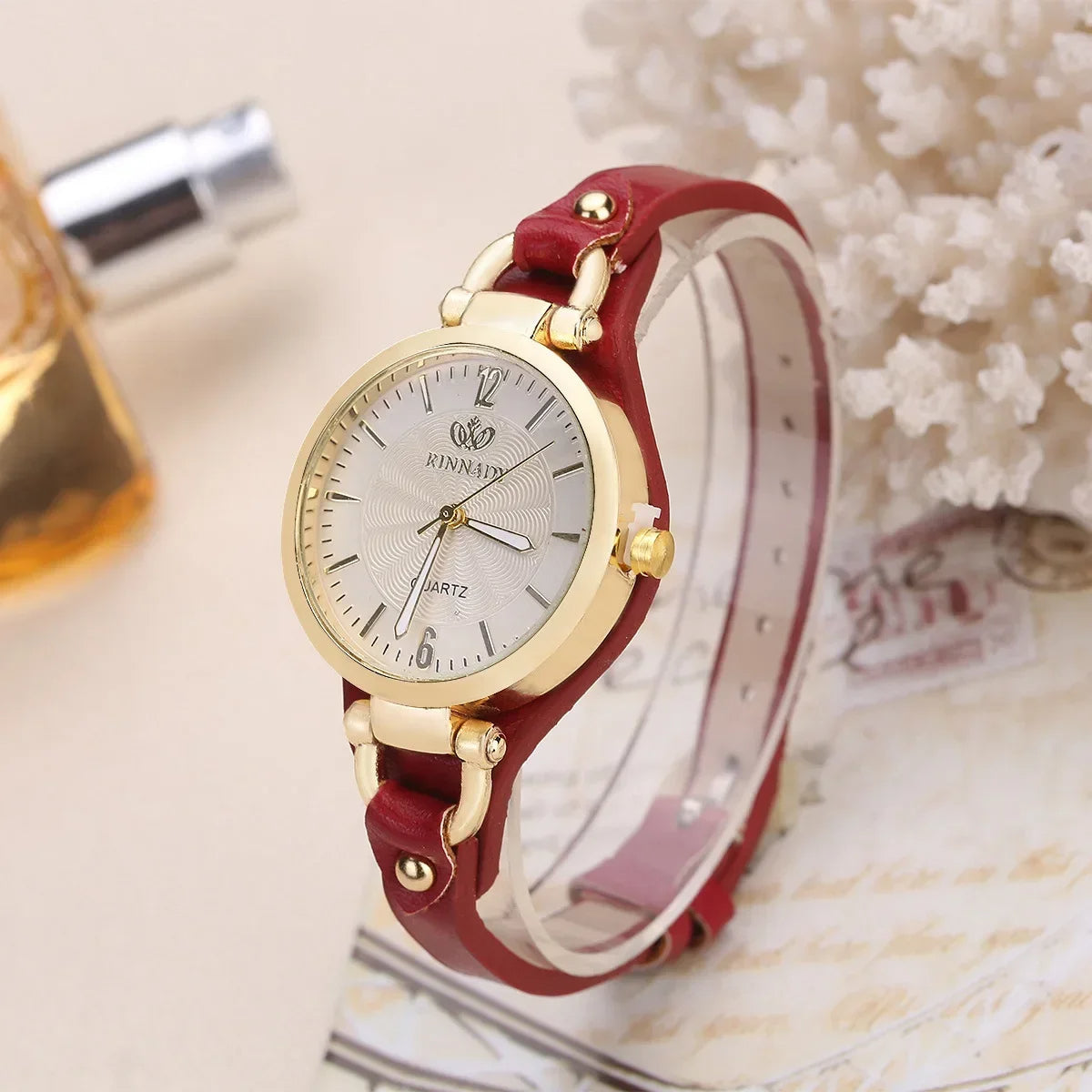 Sophie Montre Élégante en Cuir Végan et Acier Doré Mouvement Quartz Précis pour un Style Quotidien Raffiné