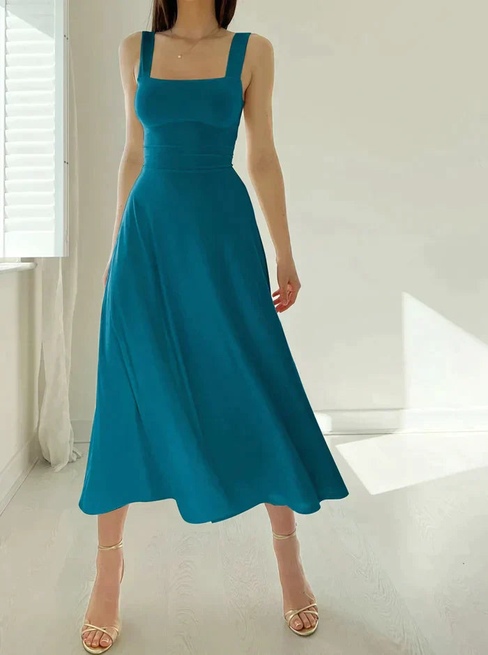 Kurzes Celine Kleid mit breiten Trägern und figurbetonter Silhouette
