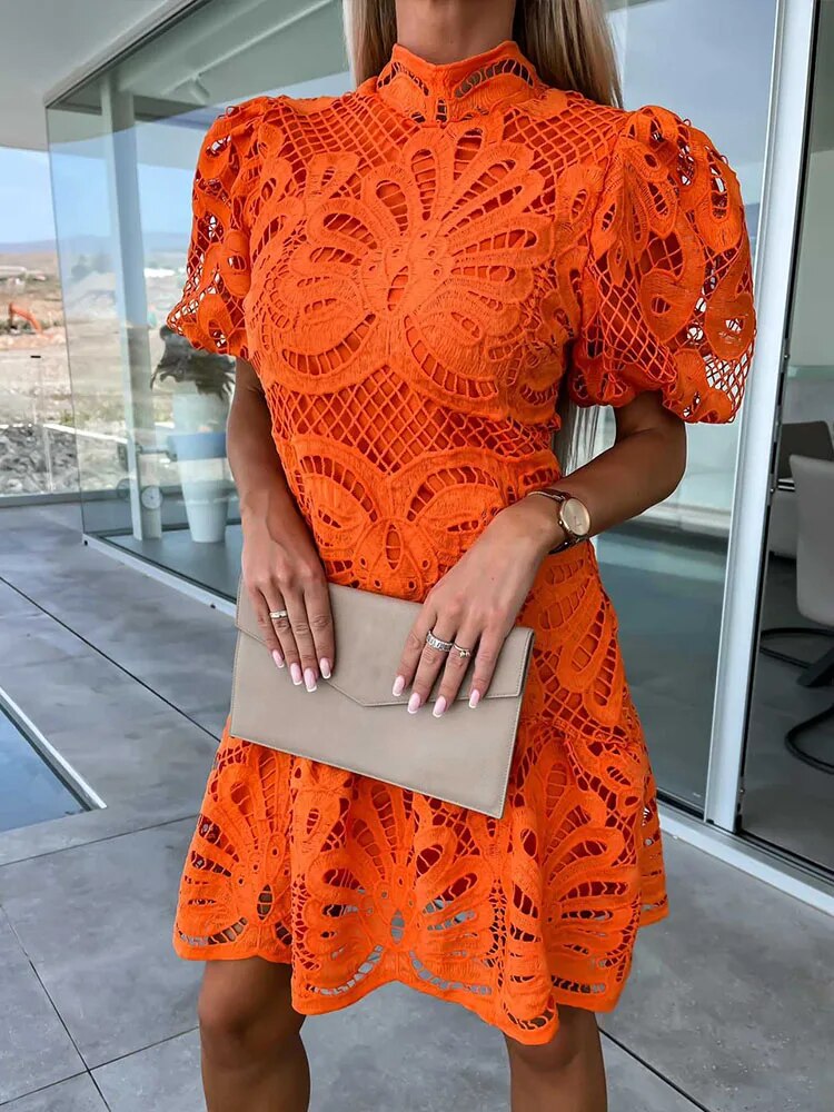 Edles knielanges Damenkleid aus Spitze