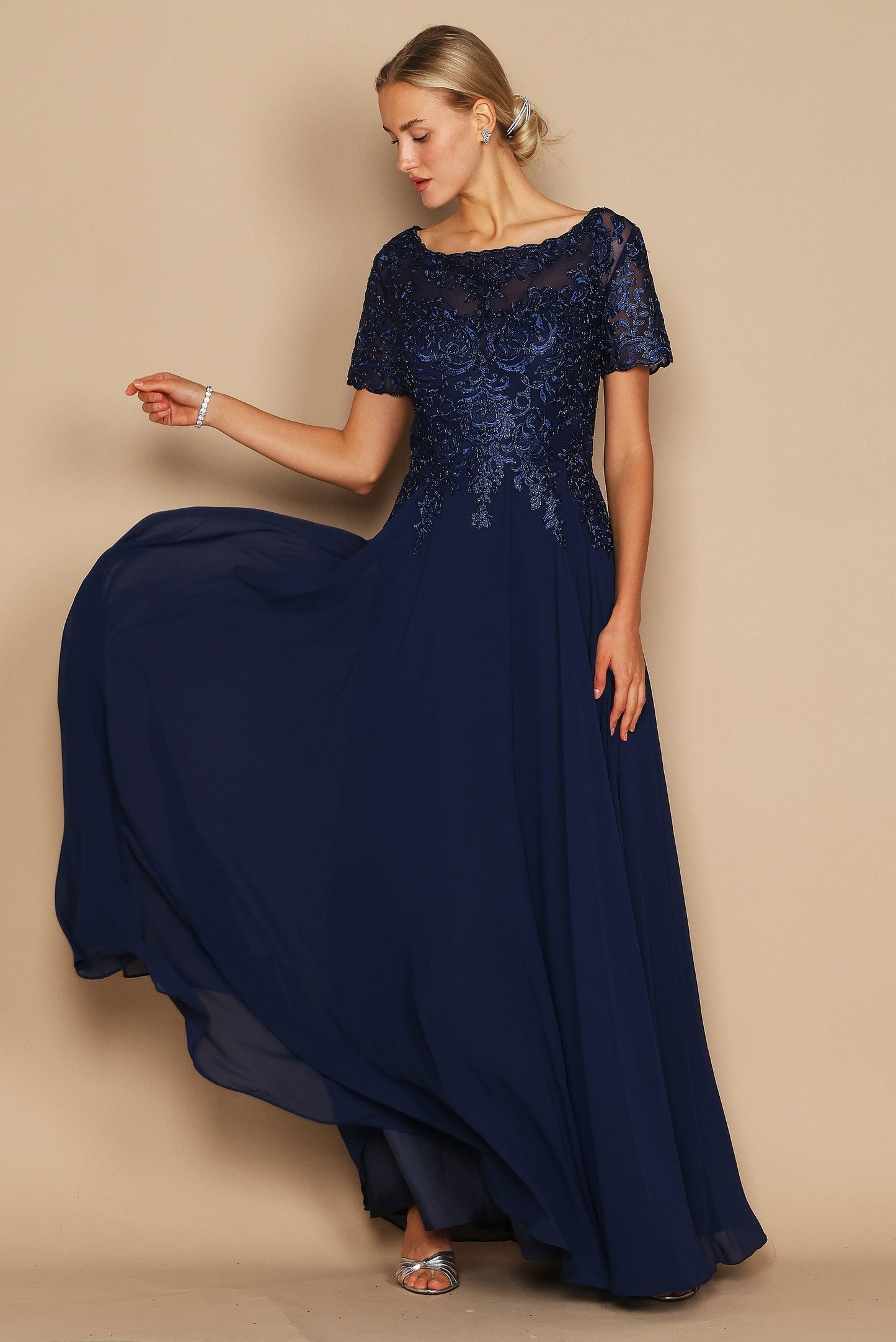 Robe Longue En Ligne A Pour Mère De La Mariée Avec Encolure Illusion Cœur Et Corsage Brodé En Chiffon